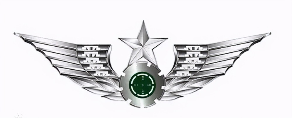 陆军的军种胸标也已经从07式换代到15式,坦克履带和齿轮象征陆军的