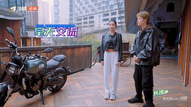 最后成绩是5杀,存活17分钟,在任务到来的时候,有一位女嘉宾已经在网吧