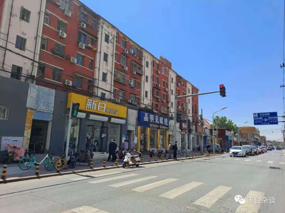 丰草河北路道路工程拆迁现场办公室张贴了位于正阳大街某电动车商店的