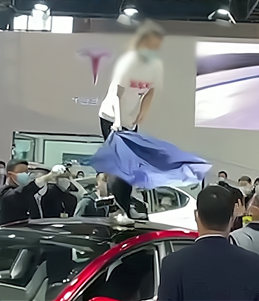 上海车展一女子站车顶维权大喊特斯拉刹车失灵现已被带走调查