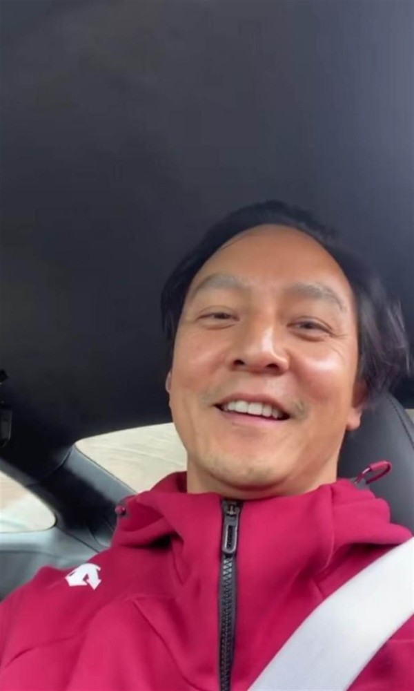 吴彦祖与妻子出行被偶遇!