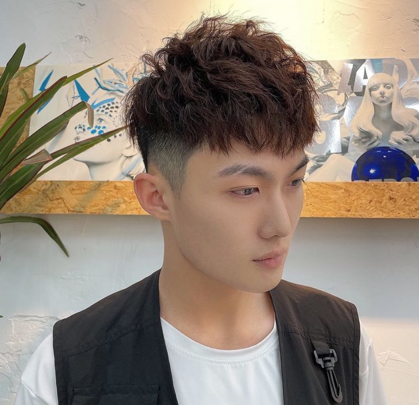 对于年纪还在20岁左右的男生来说,发型就可以剪得更加年轻多变一些.