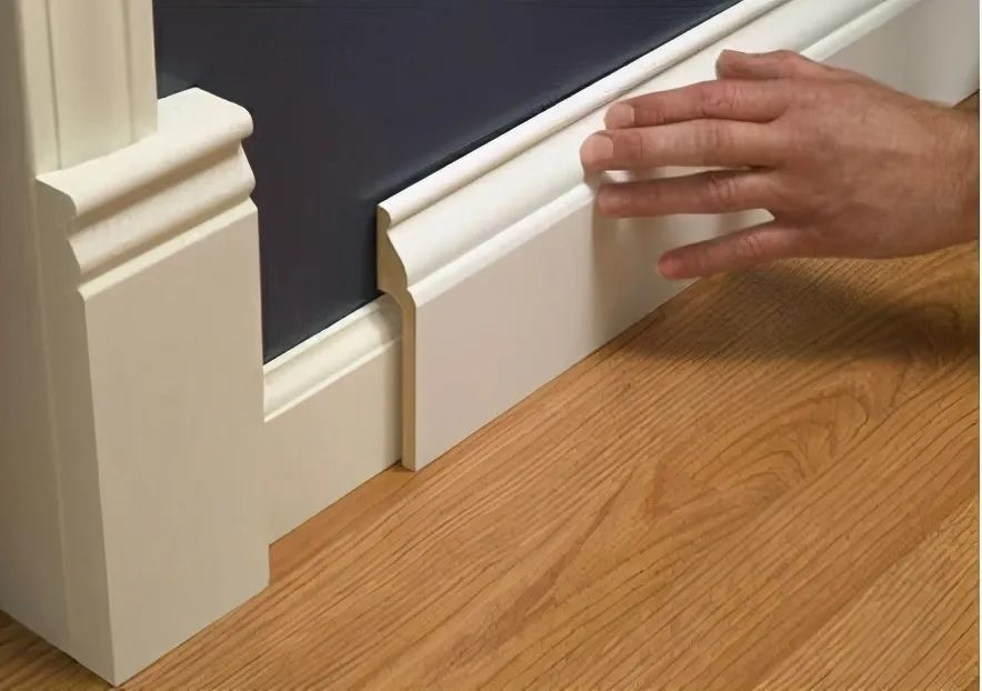 踢脚线真的太丑了?又不能不装,如今流行这样暗贴,外观也好看