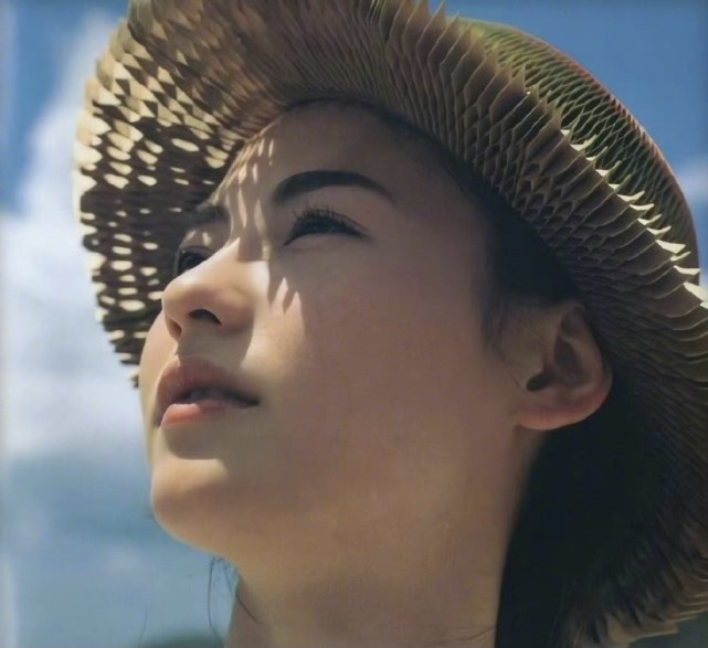 张柏芝时隔22年再拍《任何天气》写真,清纯靓丽美貌冻龄