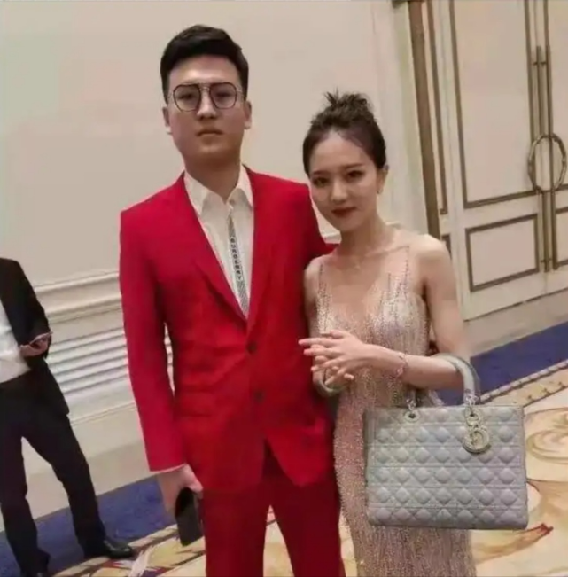 出轨网红项思醒父亲发声女儿被人骗了