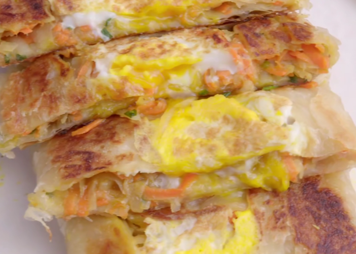 用手抓饼做一款早餐美味搭配土豆和鸡蛋鲜香营养孩子特爱吃