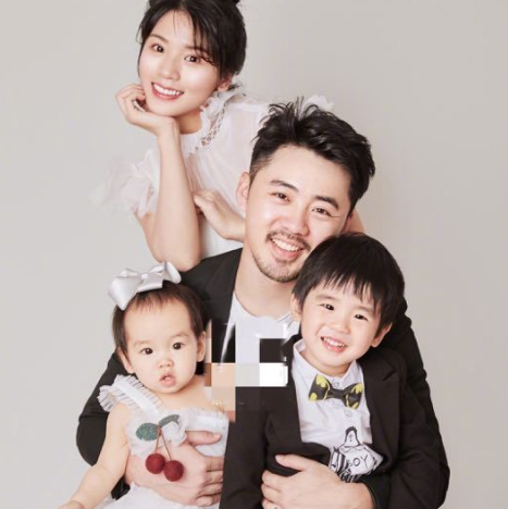 黄英晒女儿与自己童年照片感叹基因强大三岁半九妹与妈妈长得一模一样