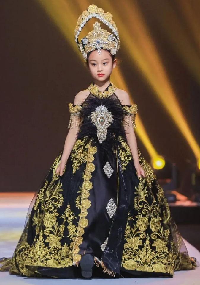 甜馨秀场压轴上热搜自信走秀如女王秒成最美星二代