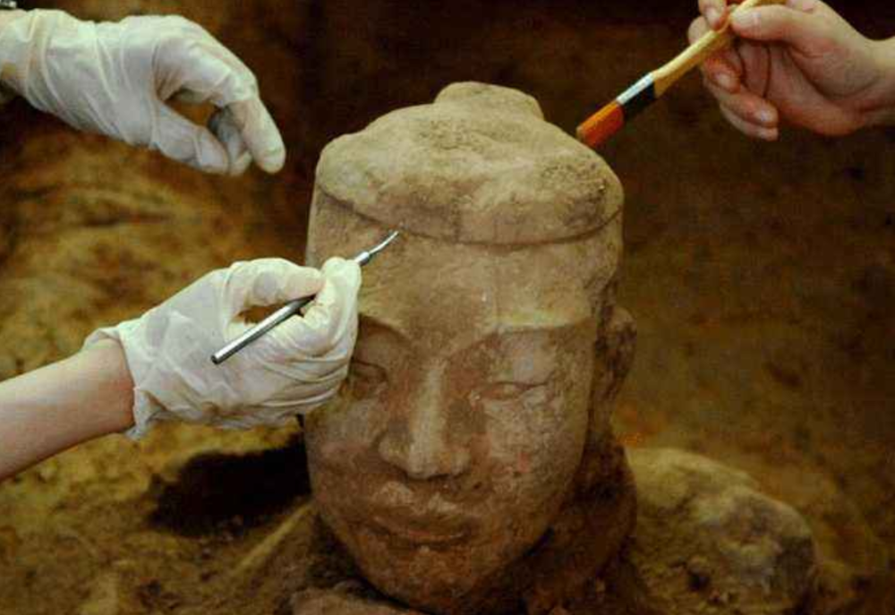 秦始皇兵马俑是用活人烧制一尊裂开的兵马俑揭露了真正谜底