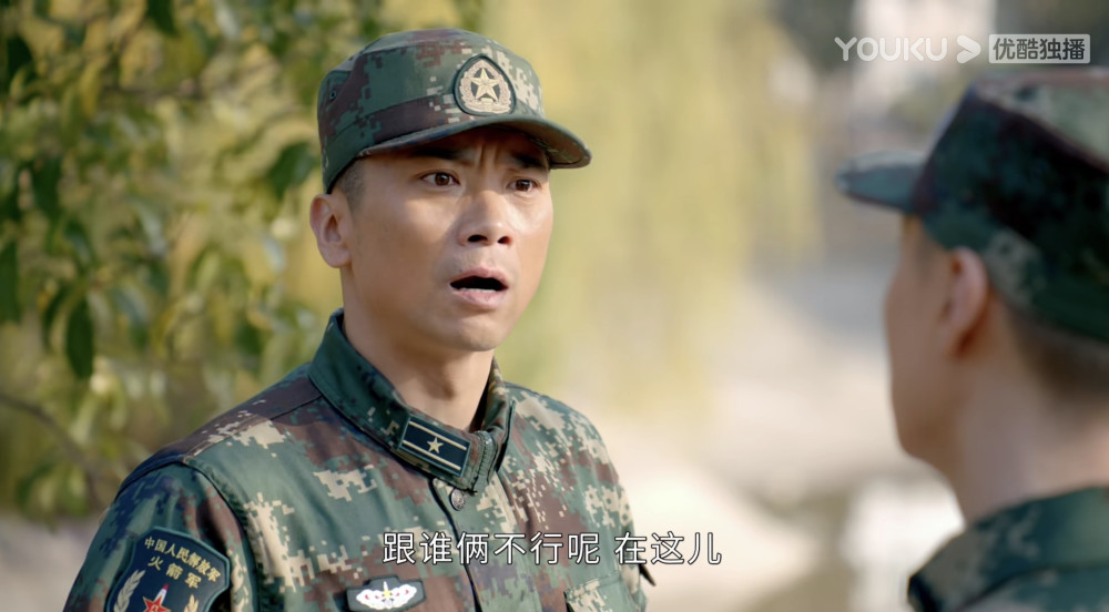 而《号手就位》吕征营长想让自己的老下属与他一起去合成连培养新兵