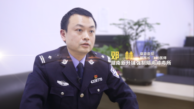 湖南卫视平民英雄政法之骄穿警服的医生