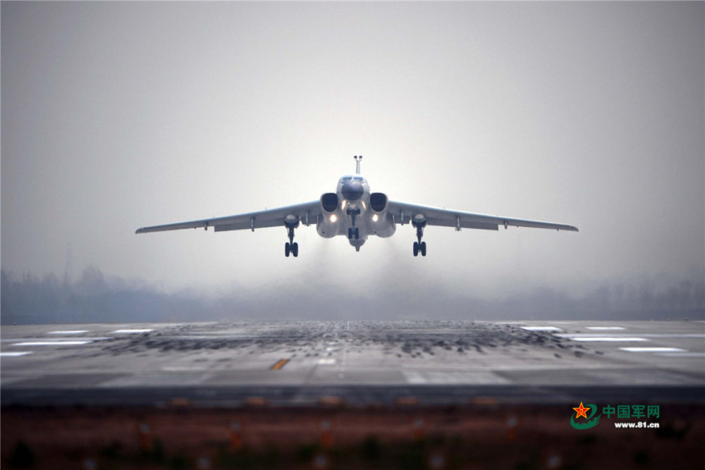 余红春 摄近日,关中某机场战机整齐列阵."起飞!