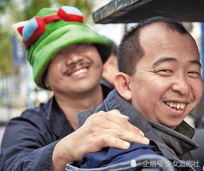 长相奇特被嘲像"老鼠",从演员转型成为导演,他的成功让多少人脸红?