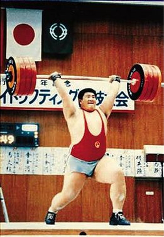 举重冠军才力:8年夺60个冠军,最后却因没钱看病33岁去世