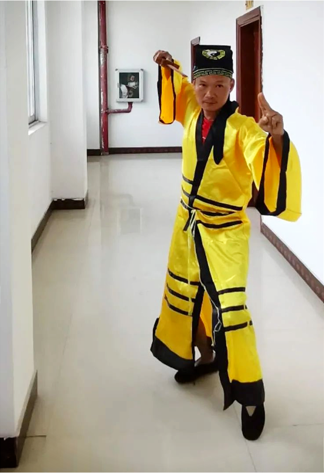 几十万条评论劈天盖地而来,玉林农民歌手肉蛋哥坐不住了!