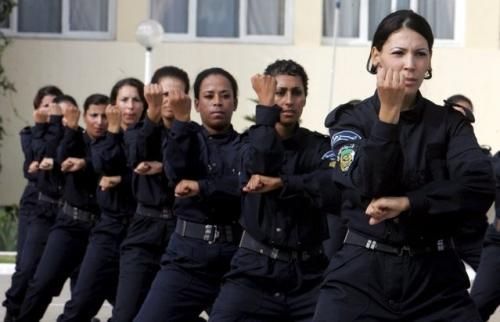 美国骚乱又起女警察枪击黑人竟是不知真假枪可信吗