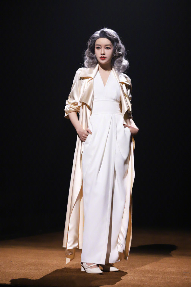 女明星集体扮奶奶:吴昕像赫本,孙怡神似梦露,蓝盈莹挎包像买菜