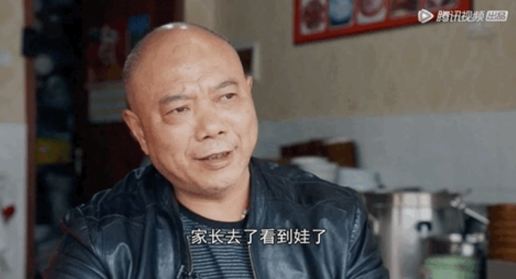 看重邻里关系而坚守豆汁店的老板尹新安,最爱的一首歌是《朋友别哭》