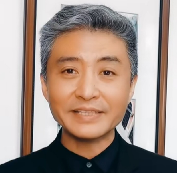 46岁周炜不到半百已满头白发明明才中年却看着太显老