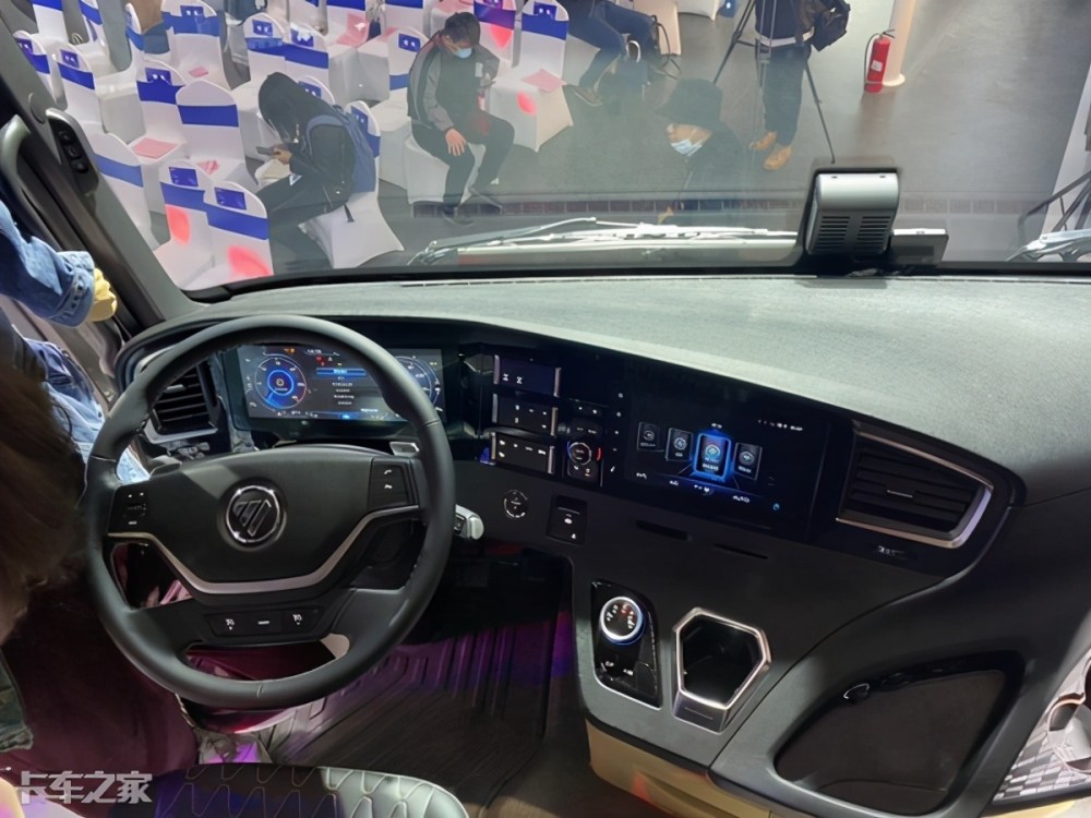 欧曼银河车型的内饰设计也是如外观一样,与现款车型完成不同,通过采用