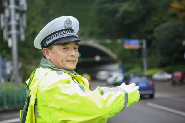 火速救下!|肖勇|人民警察|黄花园大桥|交巡警