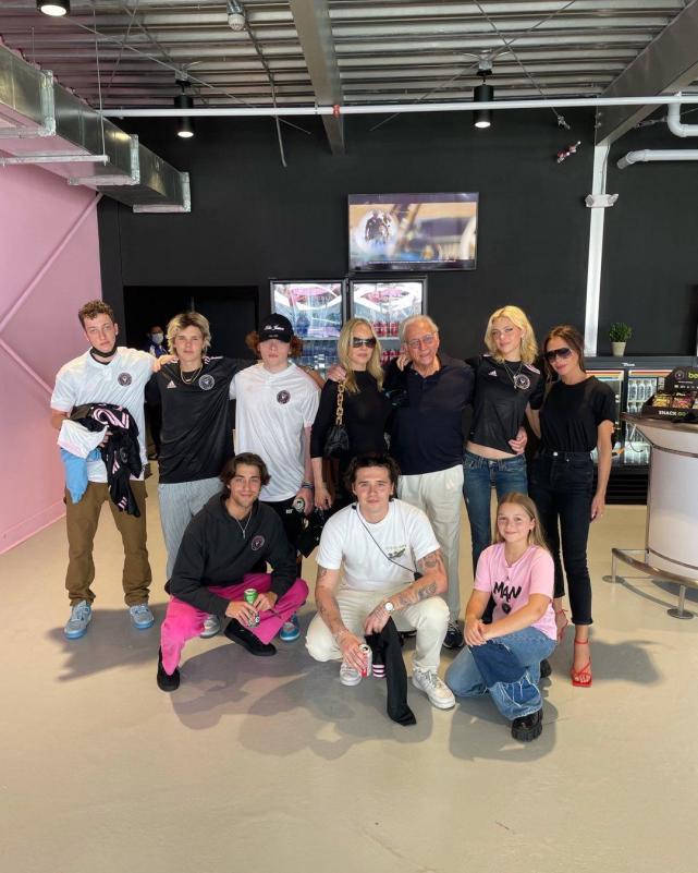 贝嫂 明星架子 真大 常年佩戴墨镜凹造型 拍全家福也不肯摘 维多利亚 克劳迪娅 贝克汉姆 小七