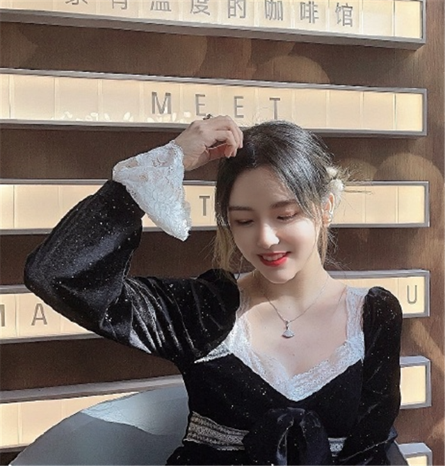 看起来十分年轻,可惜rita去解说的时候,穿的衣服都比较严肃,自然也没