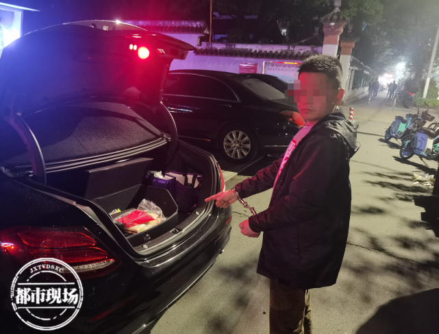 自己的奔驰车尾箱是开着的,里面的5万多元现金不翼而飞,惊慌不已的他