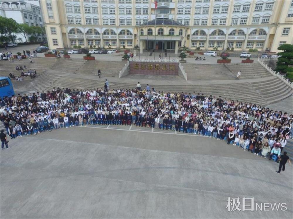 4000人超级合影！武汉一高校提前为2022届学生拍毕业照