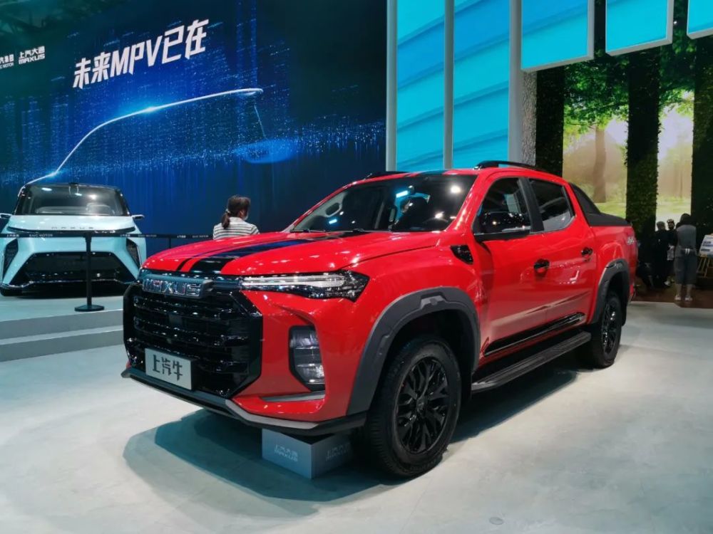 上汽大通t90红色特装版搭载双涡轮增压柴油机