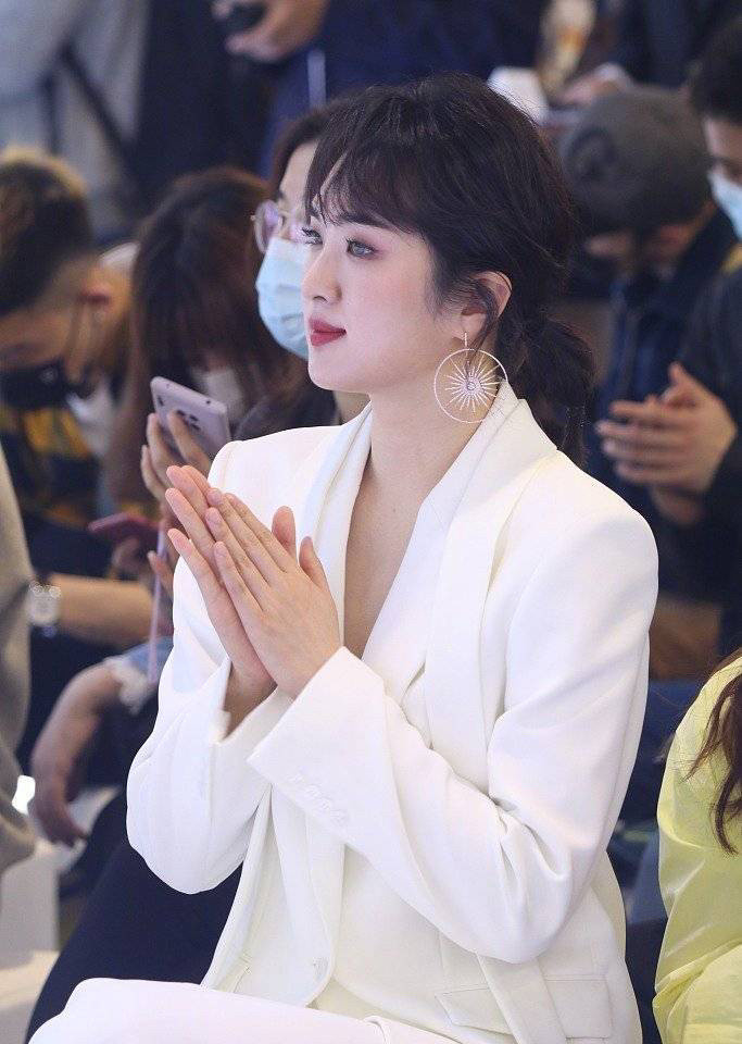 姚安娜车展图来了