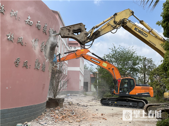 92万平方米!昆明一学校69幢违章建筑被依法拆除_腾讯新闻