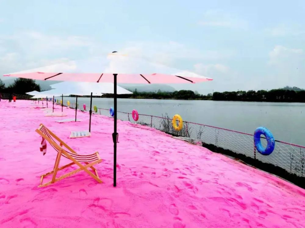 粉色沙滩位于金龙水寨生态乐园荷风桥右侧,面向波光粼粼的小金龙湖