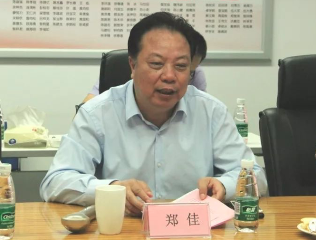 退休3年后落马截至目前,包括郑佳在内,陆丰市已连续4任市委书记落马.