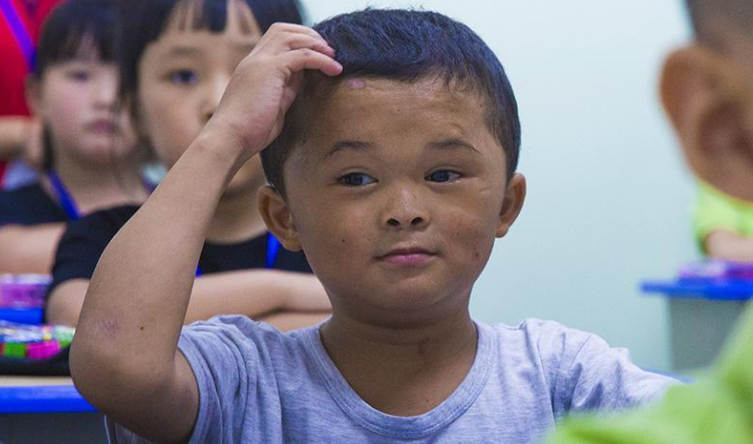 小马云被解雇后保姆王云辉回应打针事件范父抱怨又多一人照顾