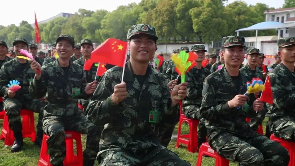 文艺轻骑兵深入基层部队为兵服务