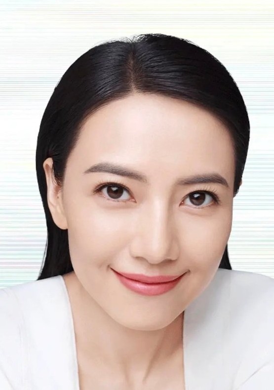 4月19日,41岁高圆圆新代言的照片引起热议,可以看到高圆圆虽然皮肤