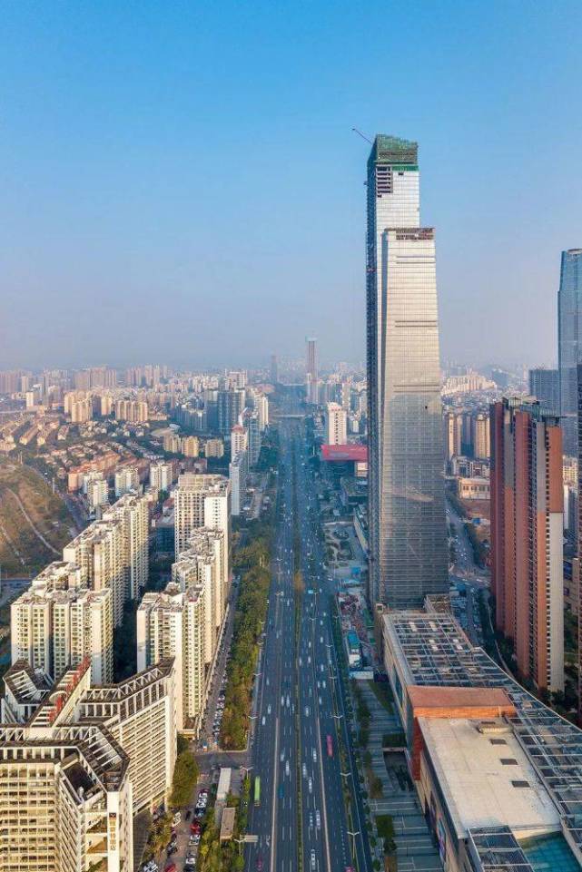 405亩地块,该地块当时设计要求必须建成300米以上的超高层建筑.