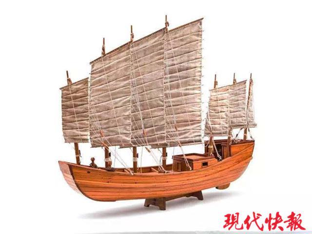 的构造特点,又反复看了电影《开天辟地》里再现的早年南湖画舫的外观