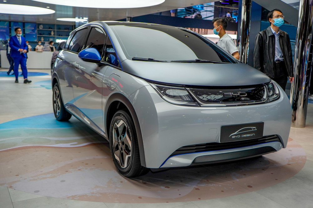 比亚迪ea1亮相上海车展e网家族全新车型概念量产傻傻分不清楚