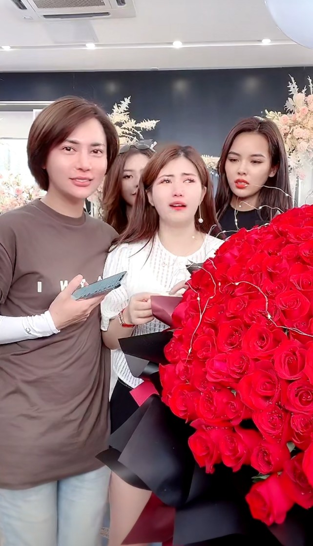 辛巴徒弟时大漂亮的学生衣婷(妈妈级学生),已经开始直播带货,甜美可爱