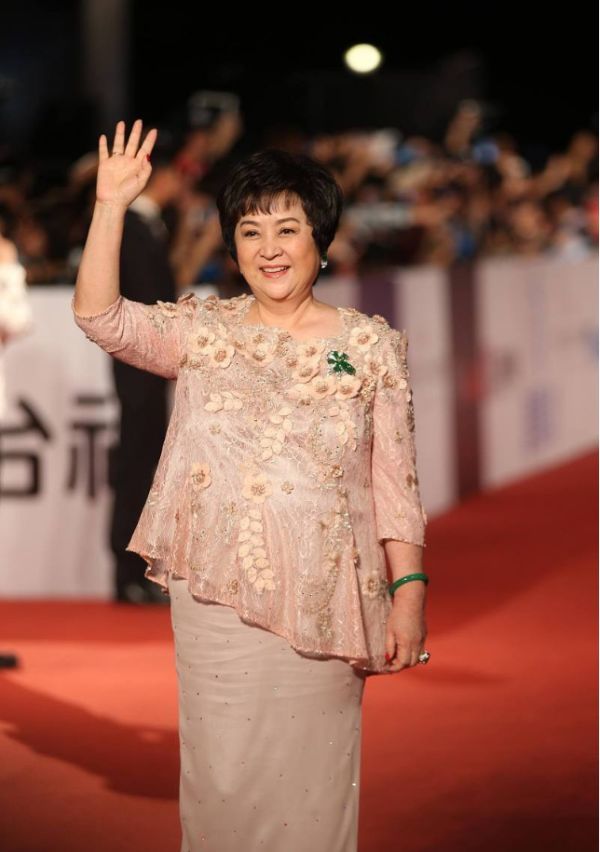 谢贤原配老婆越老越有味道奶奶年纪头发乌黑造型高级气质好