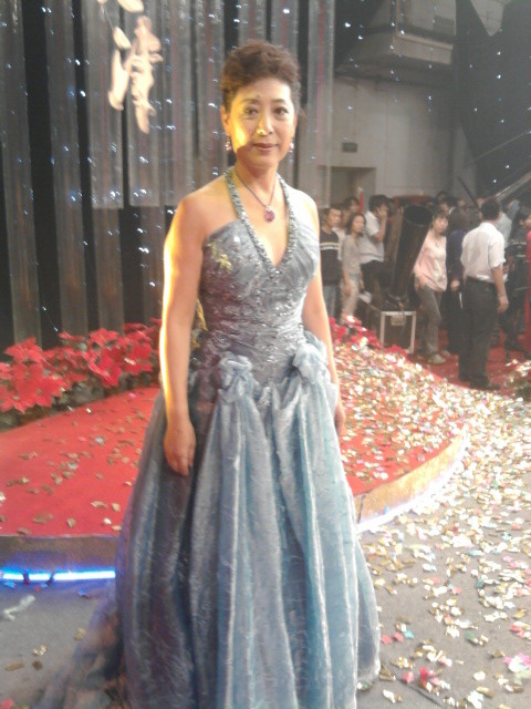 关牧村67岁还能这么漂亮,肚腩泛滥也真实,穿得俗套气质却高级!