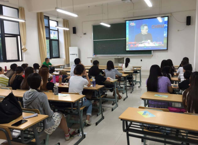 一张清华教室"偷拍照",揭开万千大学遮羞布:你的素质决定未来
