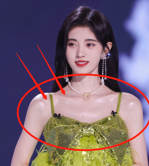 鞠婧祎全身抹粉不出奇,"抹油"才厉害了,这方法其他明星都学不来_腾讯