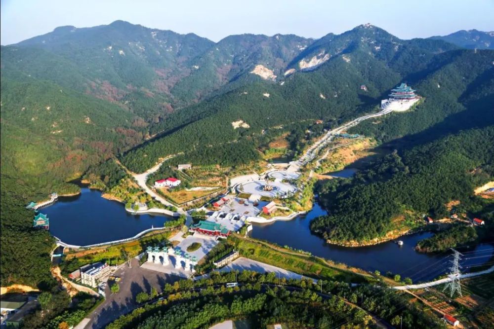 登上山顶,鸟瞰四周,美景尽收眼底,一种山海相连,海纳百川的豁达感觉