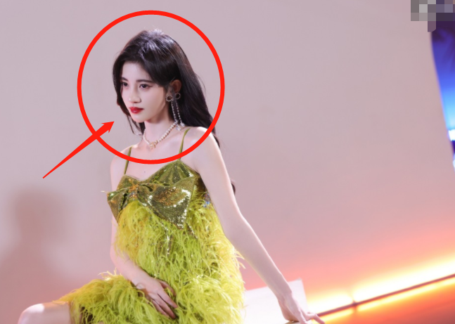 鞠婧祎全身抹粉不出奇,"抹油"才厉害了,这方法其他明星都学不来_腾讯