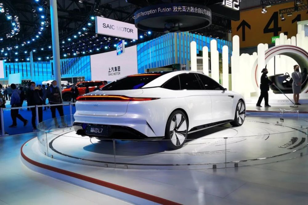 智己l7亮相上海车展轴距超3米39英寸大屏很吸睛