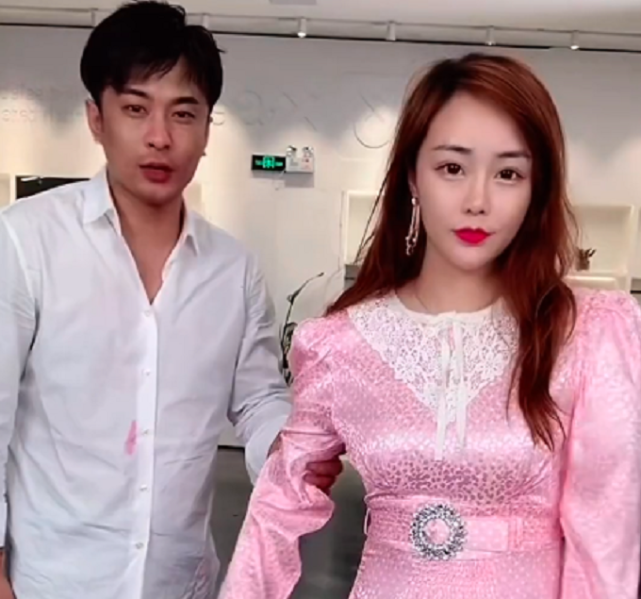 辛巴直播连踢老婆5脚（图）