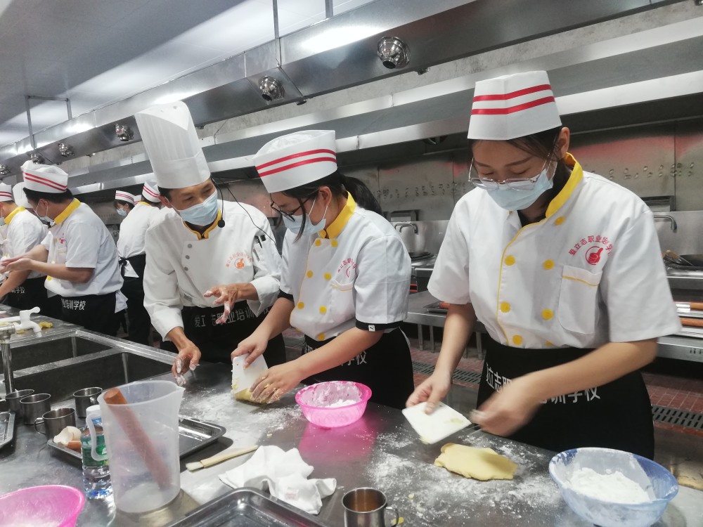 廉江40余位待业人员免费学面点